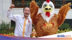 Momen Ruben Onsu Mukbang Geprek Bensu yang Cabangnya Sisa Dua Di Jakarta