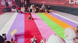 Bayi Semangat Ikut Lomba Merangkak, Ternyata Ini Tahapan Penting Tumbuh Kembang