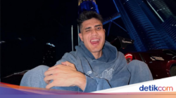 Gaya ‘Chill’ Aisar Khaled Makan Mie Ayam hingga Nasgor Kaki Lima