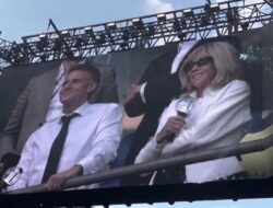 Pemimpin Negara Emmanuel Macron dan Istri Nonton Pertunjukan Musik BTS Ke Paris, Pendukung Heboh