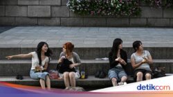 Seoul Panas Banget, Warlok dan Wisatawan Ngadem Di Mal-Sungai