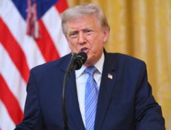 Trump Tunda Tarif Produk Impor 50% Hingga Kanada Ke Menit Terakhir, Ada Apa?