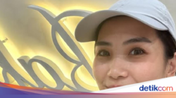 8 Potret Dion Wiyoko Turun Tangan Bantu Istri Kelola Toko Kue