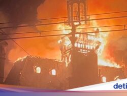 143 Tahun Berdiri, Selamat Di 2 PD, Kini Balai Kota Limoges Hancur Dilalap Api