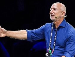 Jeff Bezos Ramal AI dapat Mengantarkan Era Kerja Tiga Hari Seminggu