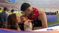 Sweet! Justin Hubner Bantu Jennifer Bikin Kue Di Hingga Chewy’s