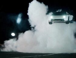 Cara Kerja Kendaraan Listrik Tesla Roadster Bisa Salto dan Terbang